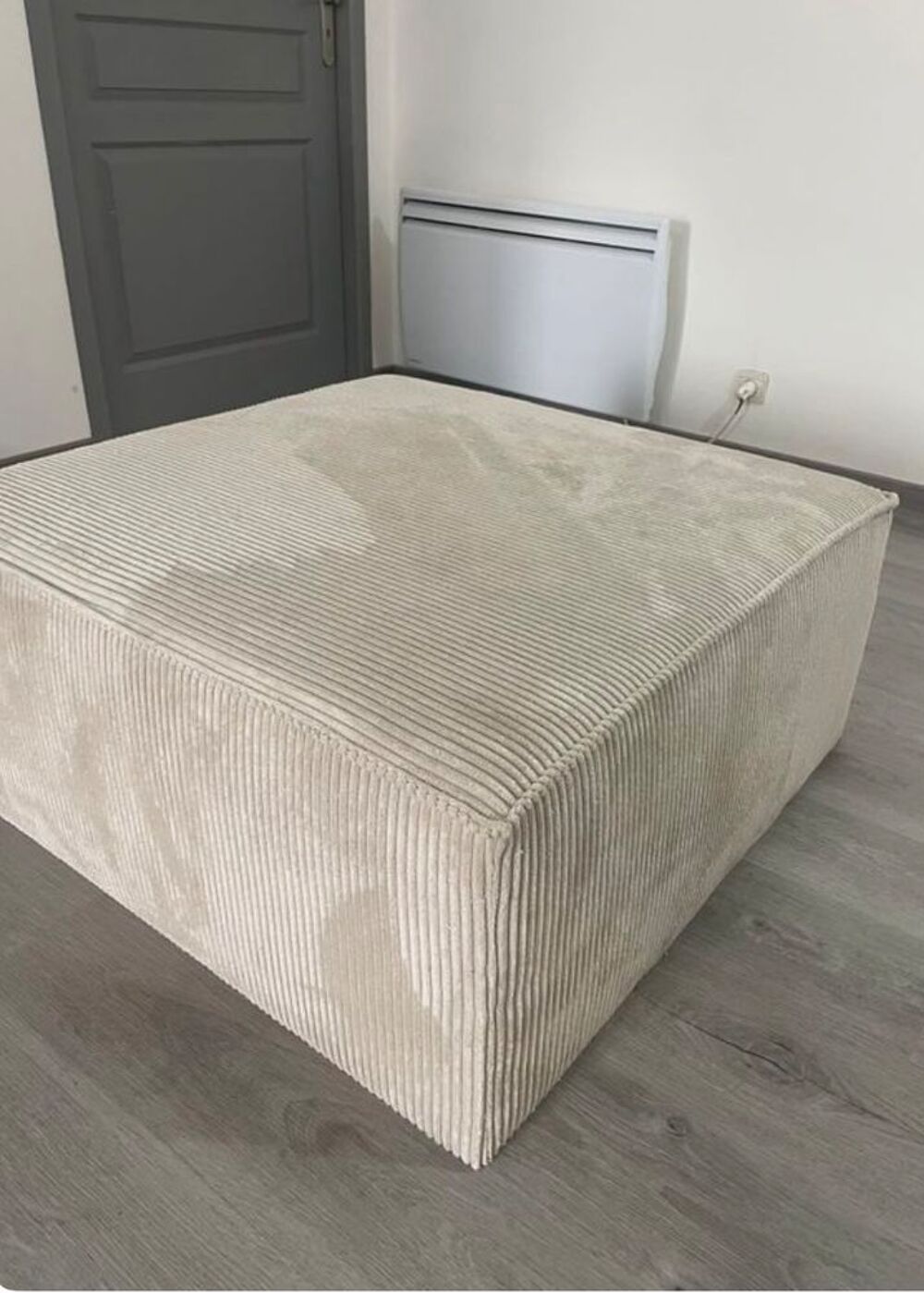 Canap&eacute; et pouf beige c&ocirc;tel&eacute; Meubles