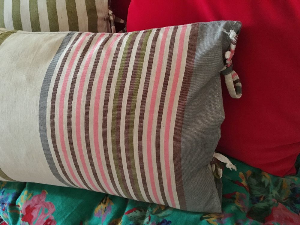 Deux housses de coussins en coton. D�coration