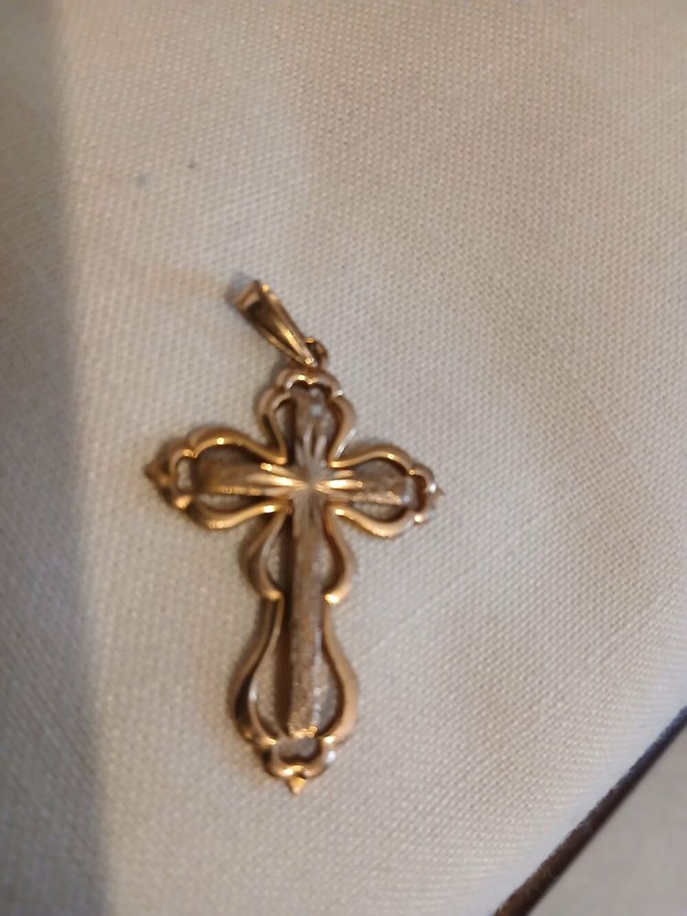  Croix de Lourdes styl&eacute;e plaqu&eacute;e or N&deg;1443
Bijoux et montres