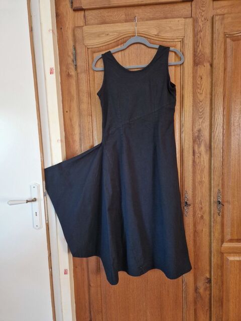 Robe. Noire   pour  ceremonie 25 Sainte-Croix-Hague (50)