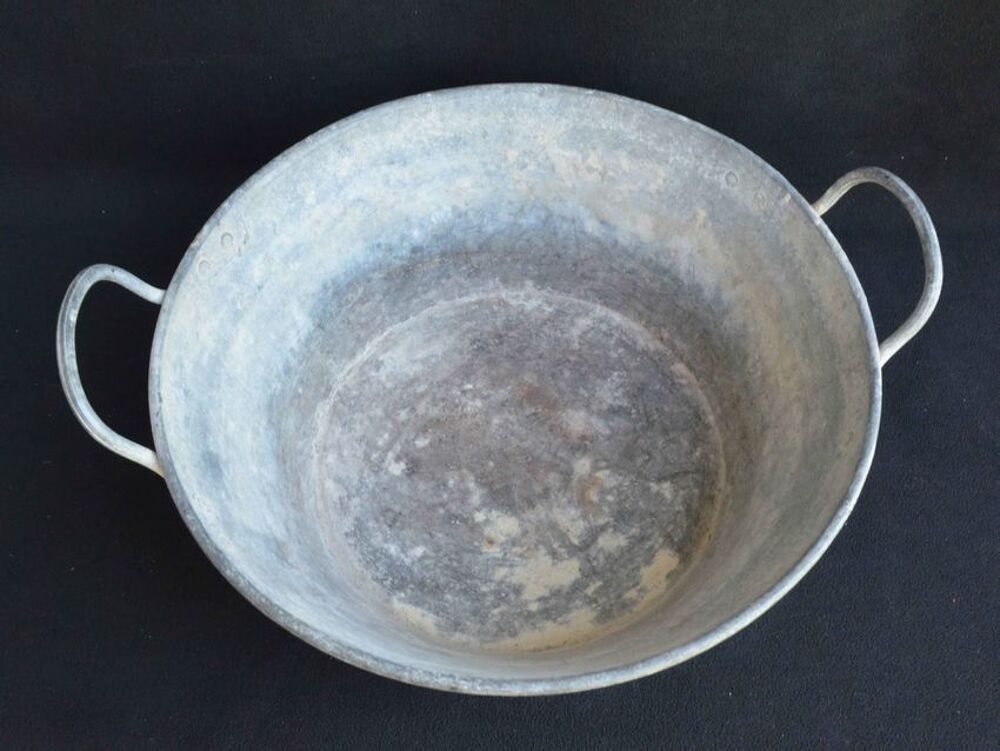 Bassine en zinc vintage. Décoration