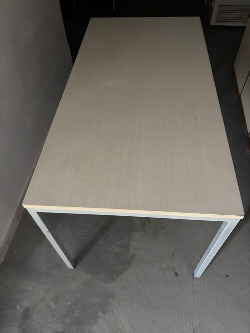 Table rectangulaire claire 
Meubles