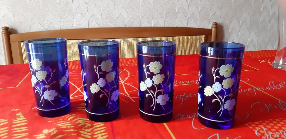 4 beaux VERRES BLEUS joliment d&eacute;cor&eacute;s Cuisine