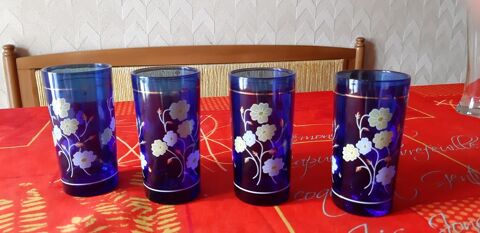 4 beaux VERRES BLEUS joliment dcors 3 Mrs-Erign (49)