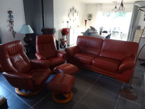 canapé cuir rouge 2 places,2 fauteuils, repose pieds 500 £ 500 Calvisson (30)