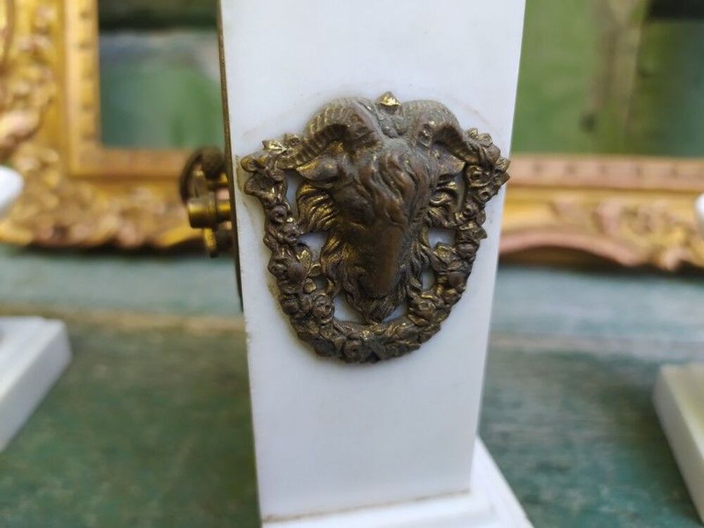 Pendule et Cassolettes Marbre Blanc Ornements Bronze Lion 