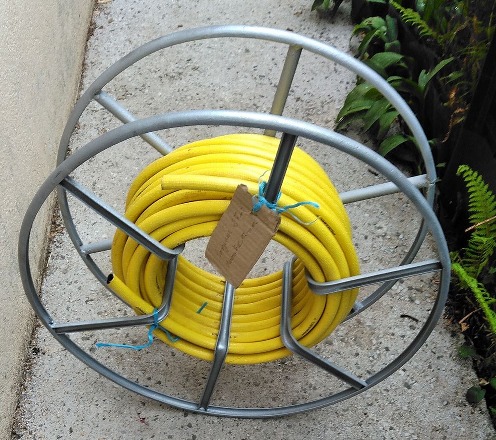 tuyau arrosage avec d&eacute;rouleur Jardin