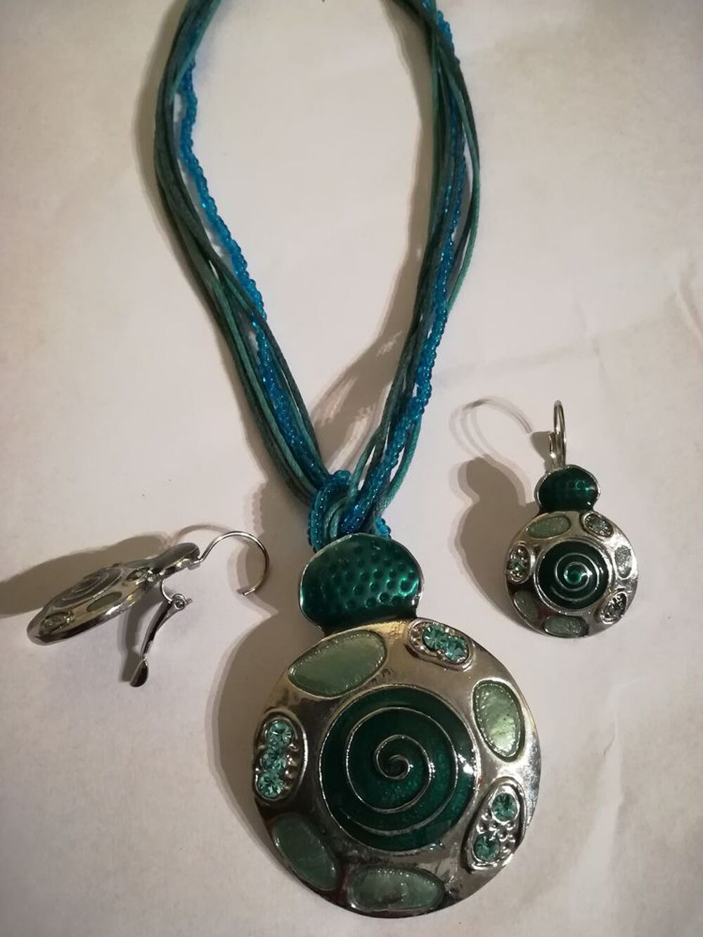 COLLIER FANTAISIE bleu/vert en corde avec pendentif,boucles Bijoux et montres