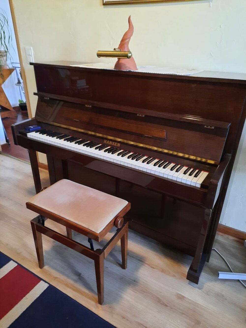 Beau piano droit d'expression Instruments de musique