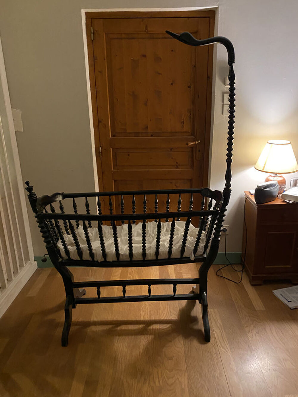 Berceau &agrave; balancelle. Mobilier enfants