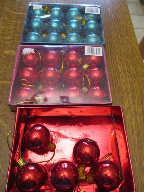 29 boules de no�l rouge ou bleue 0 M�rignies (59)