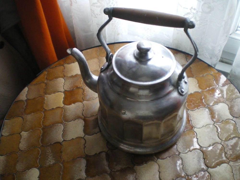 Bouilloire ancienne en aluminium. 