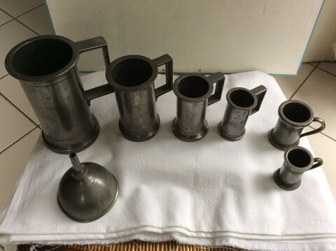 Mesures en �tain s�rie de six Demi litre au dL et entonnoir 30 Gif-sur-Yvette (91)