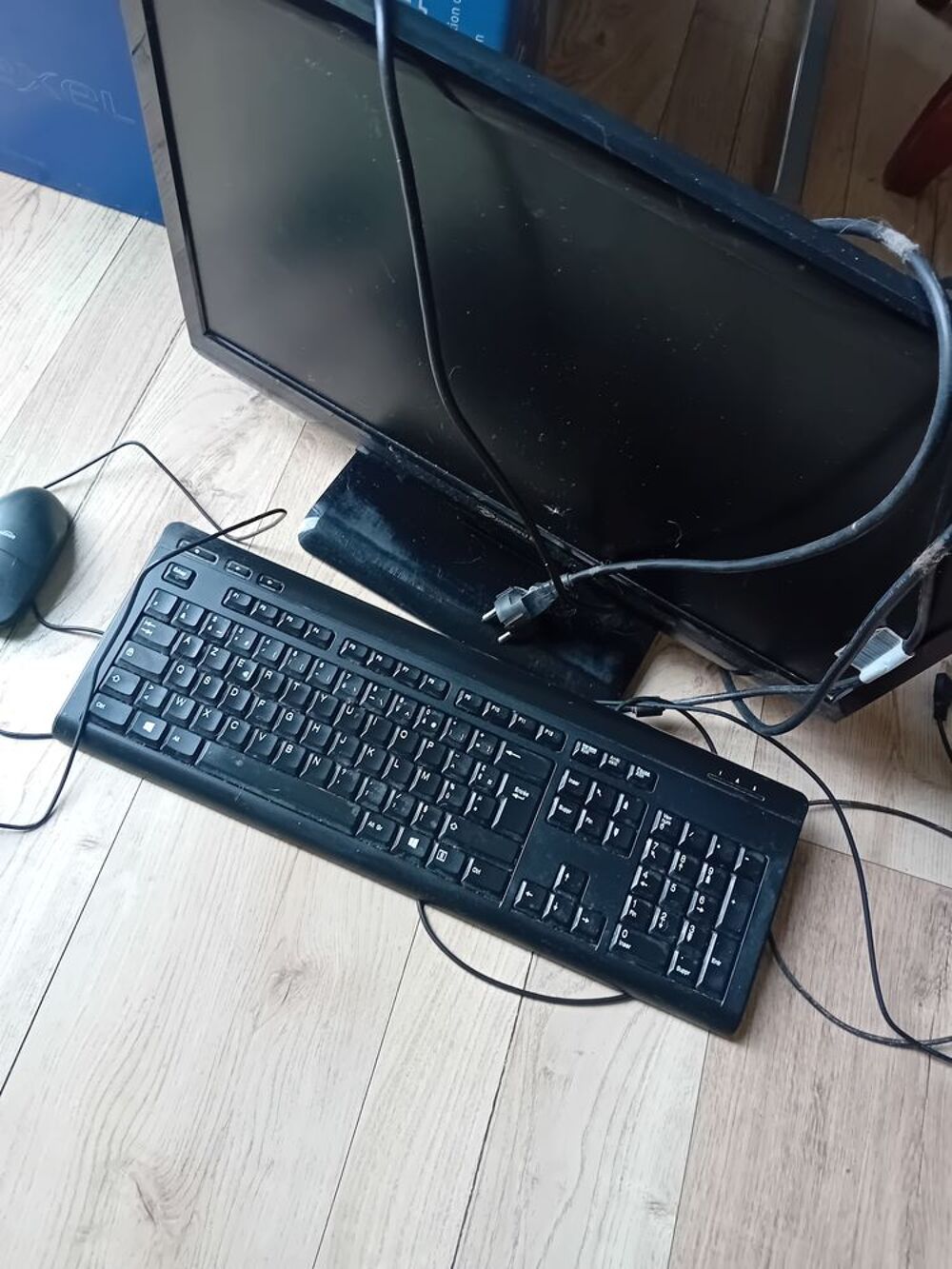 ecran PAKARD BELL+
+=CLAVIER + SOURIS Matériel informatique