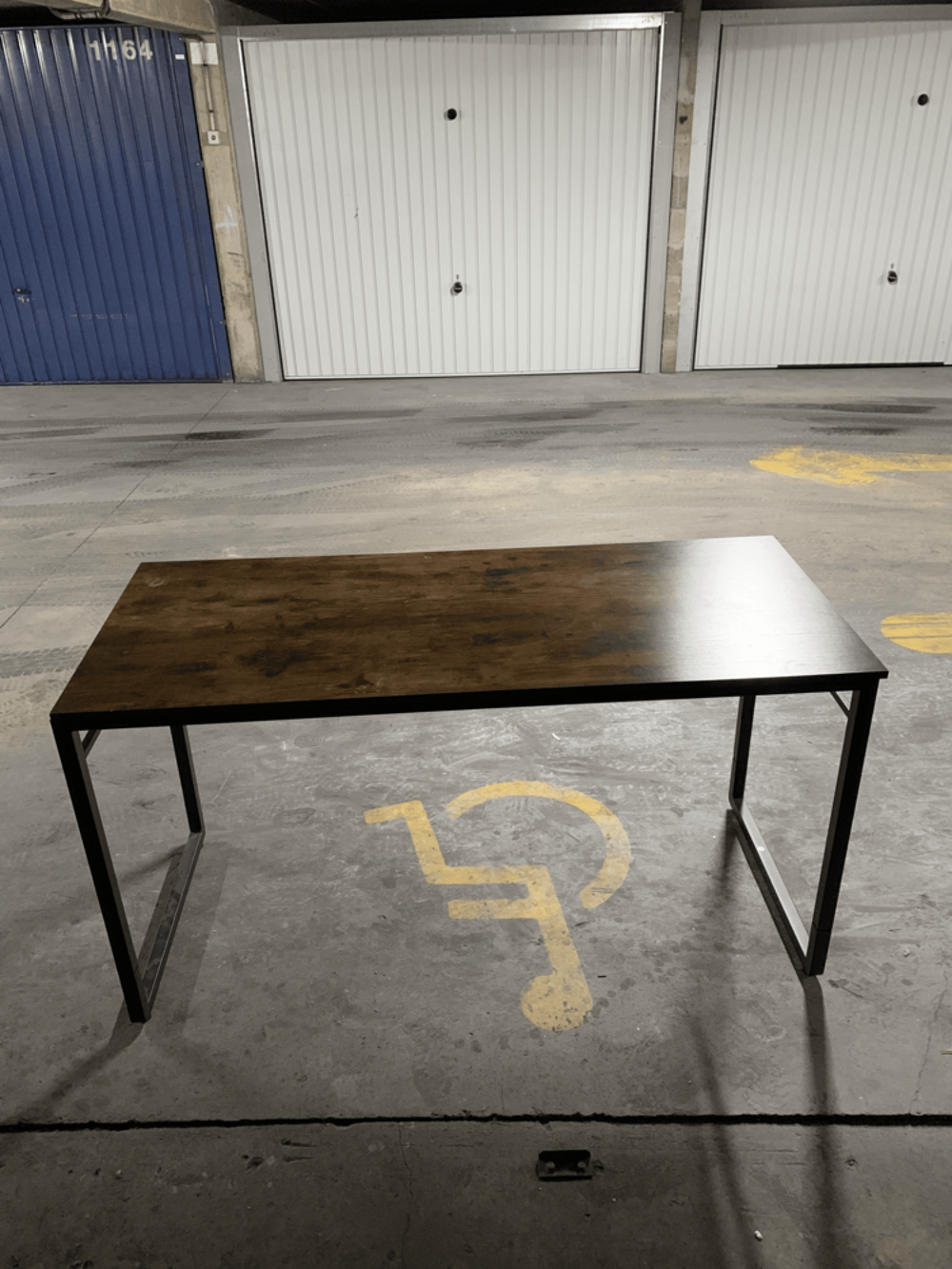 Table de bureau ou poste de travail
Meubles
