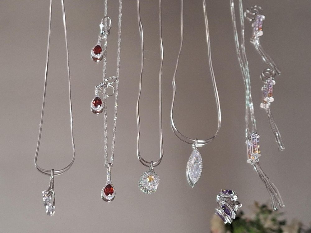 Pendentifs raffin&eacute;s et parures en pierreries Bijoux et montres