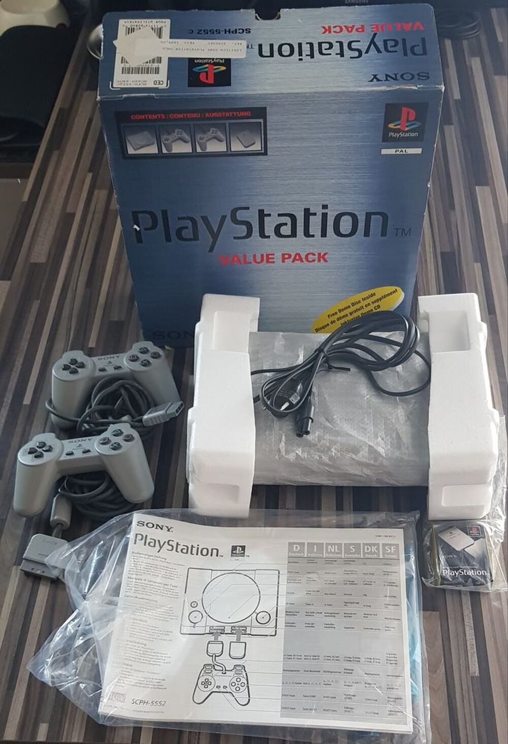 PlayStation 1 PS1 SCPH-5552 PAL + 2 manettes + 9 jeux Consoles et jeux vid�os