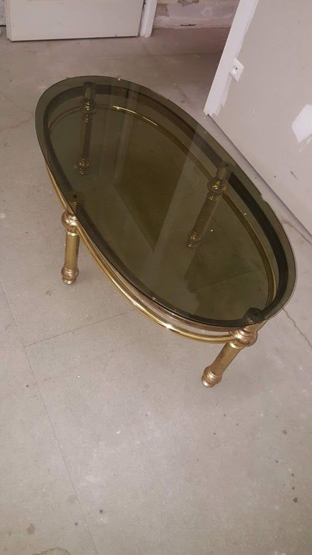Table de salon vitre fum&eacute;. Meubles