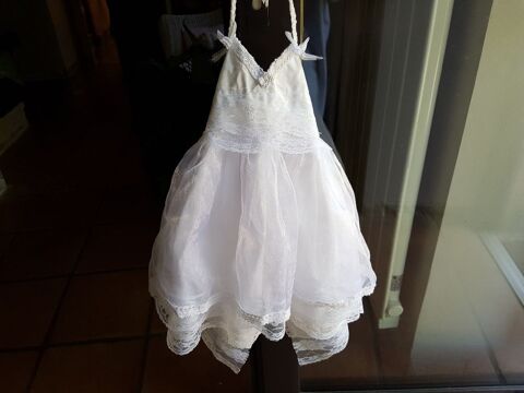 Robe blanche en dentelles pouvant servir pour une c�r�monie  12 Aix-les-Bains (73)