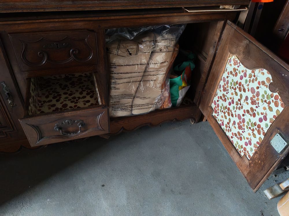 Buffet bas en ch&ecirc;ne massif de style Louis XV Meubles