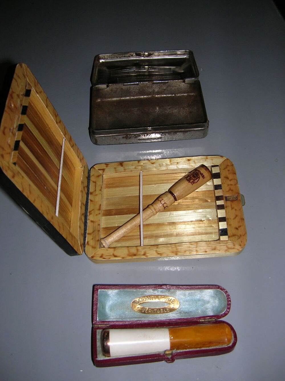 2 fume cigarettes et leurs &eacute;tuis+ boite tabac m&eacute;tal ancien 