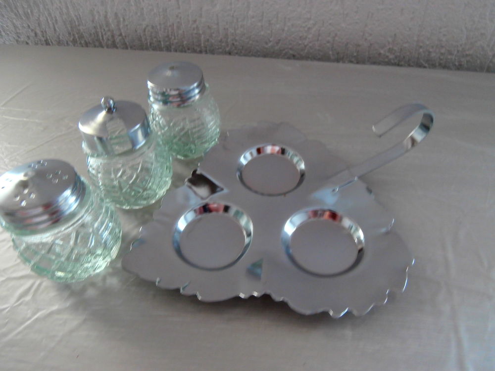 Petit plateau en m&eacute;tal argent&eacute;, avec 3 flacons Décoration
