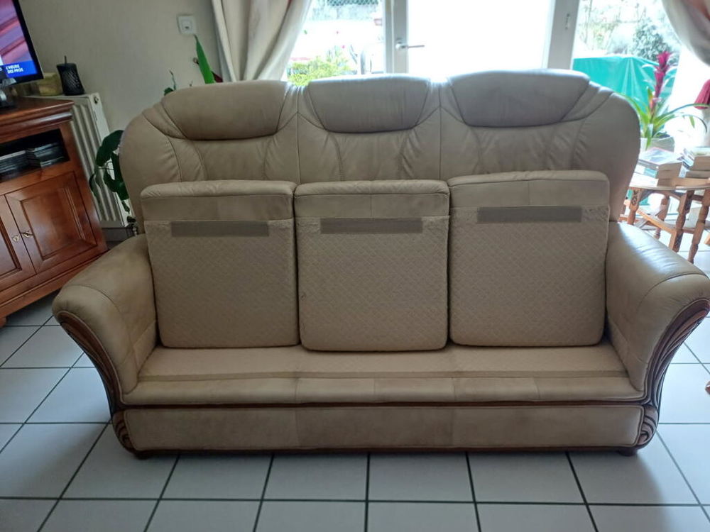 CANAPE CUIR TROIS PLACES TRES TRES BON ETAT Meubles