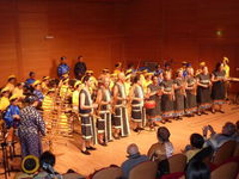   CHORALE des Non.Vietnamiens chantant  en vietnamien 
