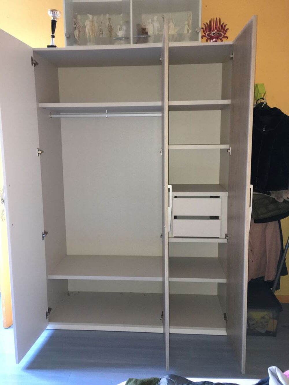 Armoire Atlas 3 portes dont une miroir car d&eacute;m&eacute;nagemt Meubles
