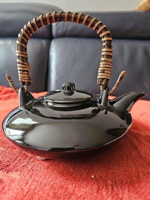 Th�i�re japonaise Osaka en c�ramique noire �maill�e 45 Asni�res-sur-Seine (92)