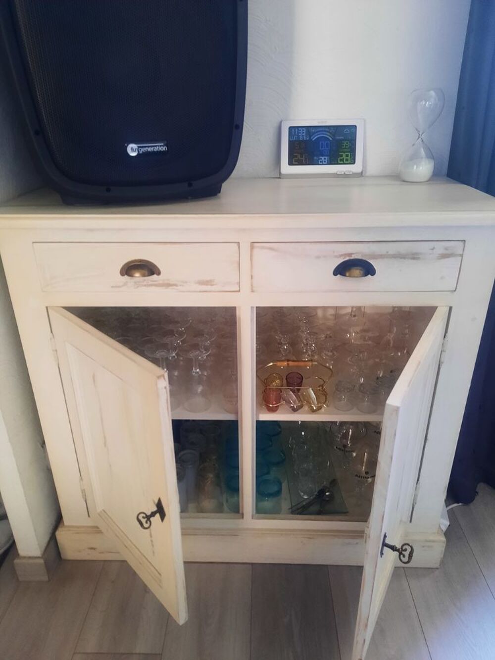 Joli meuble en bois blanc vieilli Meubles
