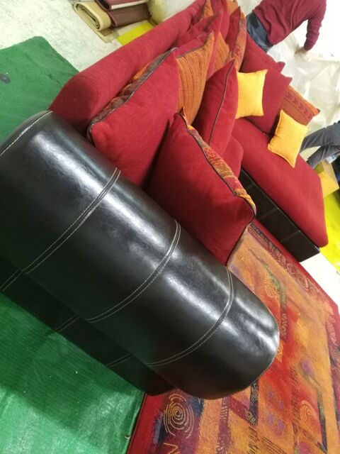 Bonjour .
canap� d'angle , plus 4 chaises plus tapis 0 Les Ulis (91)