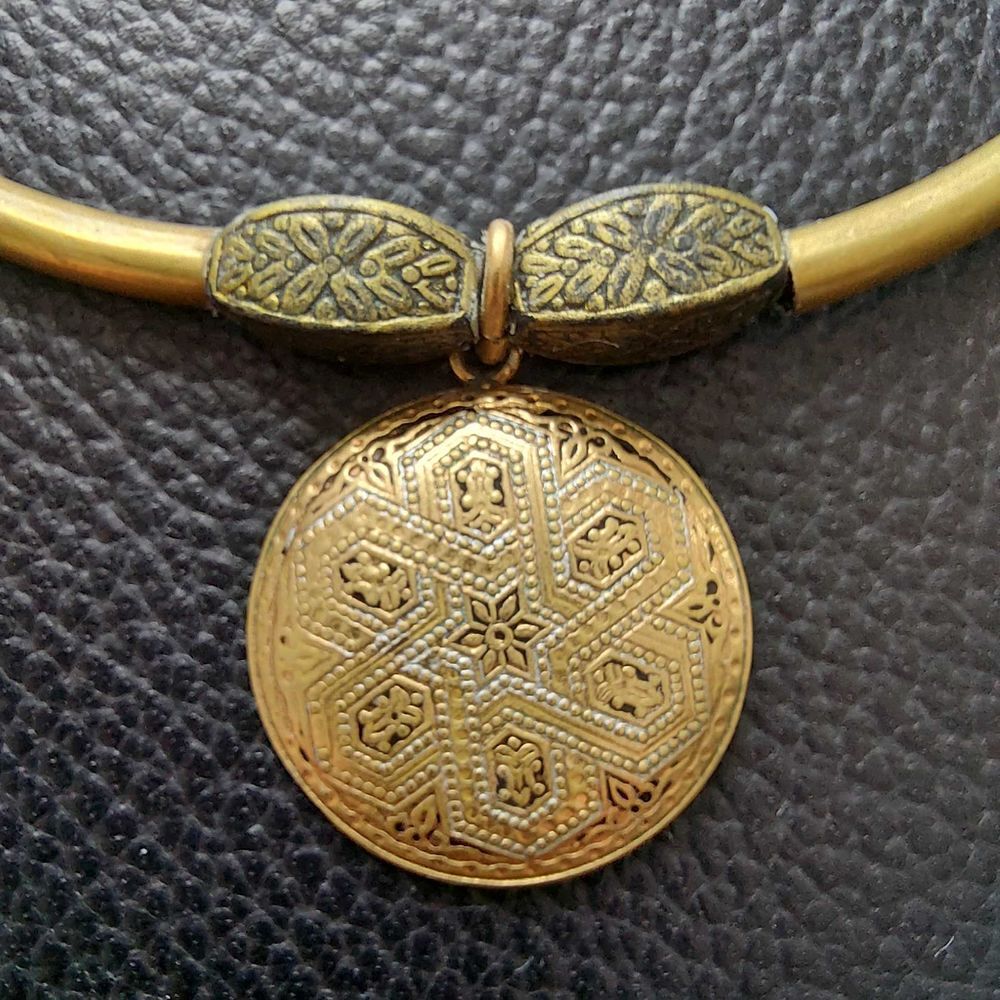 collier ethnique chic m&eacute;tal et perles Bijoux et montres