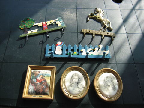 3 accroche-cl�s et 3 petits cadres portraits femmes 5 Le Vernois (39)