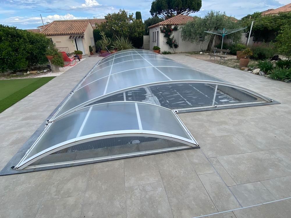 Abris piscine b&acirc;che solaire enrouleur inox Jardin