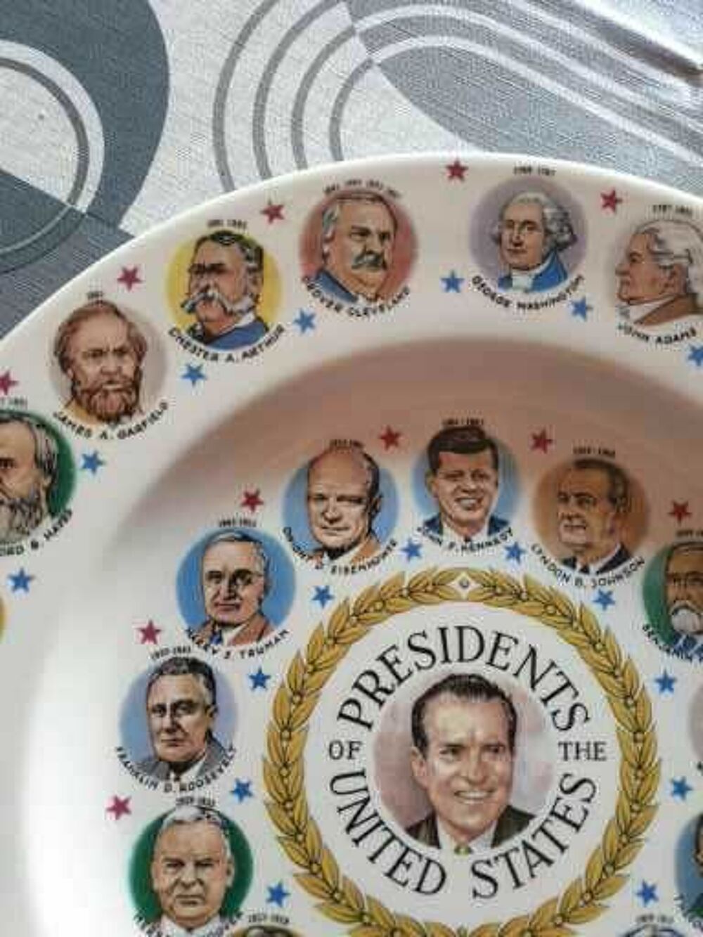 assiette rare de collection !
pr&eacute;sidents des Etats-Unis 
diam&egrave;tre 26cm
tr&egrave;s bon &eacute;tat
# Etats-Unis 