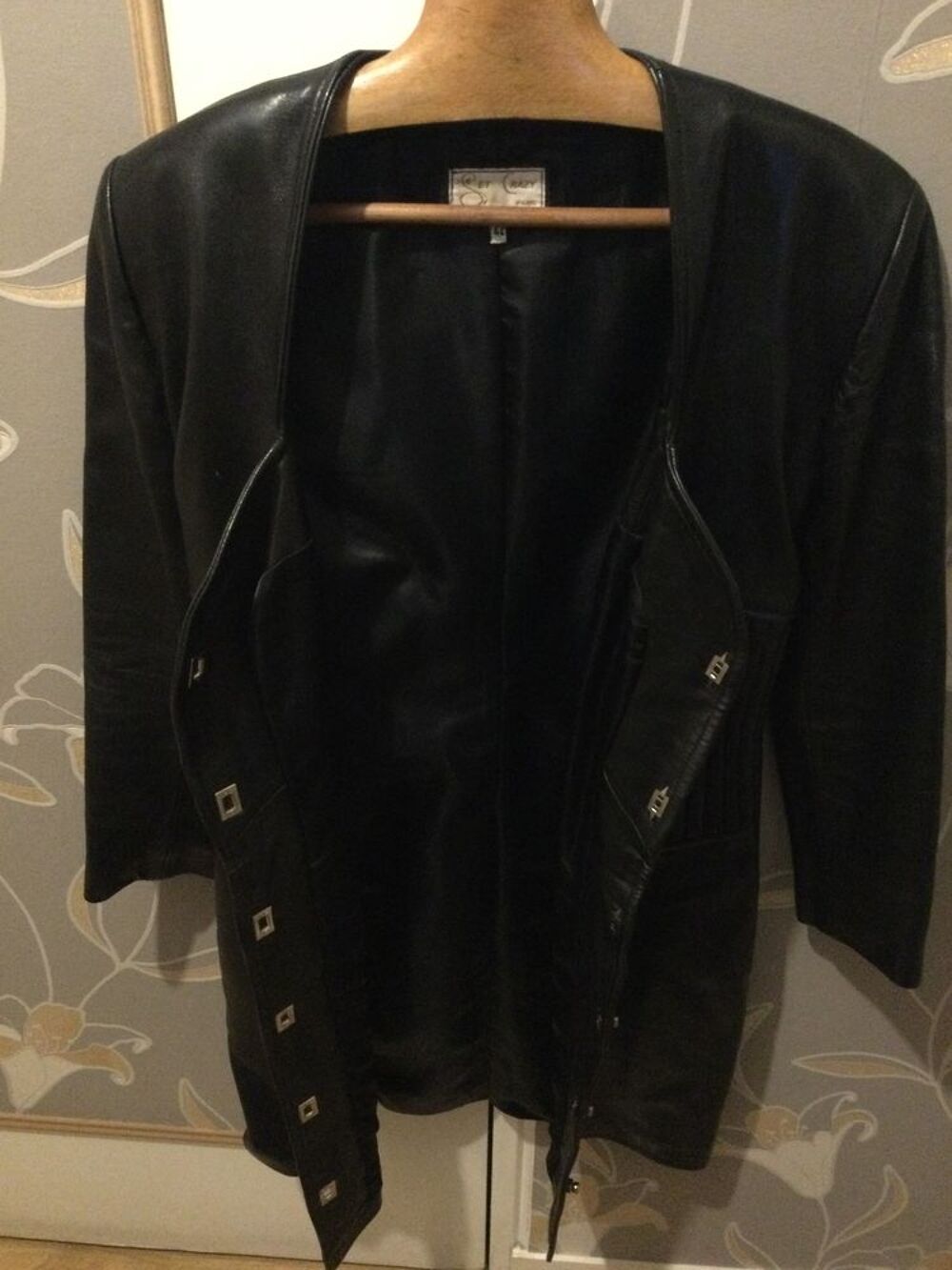 Robe Noire Cuir Agneau &Eacute;l&eacute;gante Mi-Longue Taille 40
Vêtements