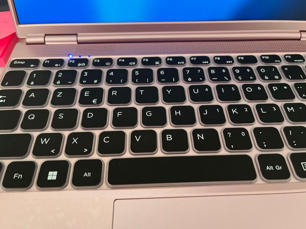 Ordinateur rose &eacute;quip&eacute; de Windows 11 Matériel informatique