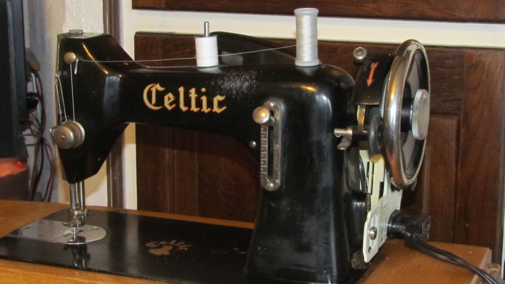 MACHINE A COUDRE ANCIENNE - EN ETAT DE FONCTIONNEMENT 