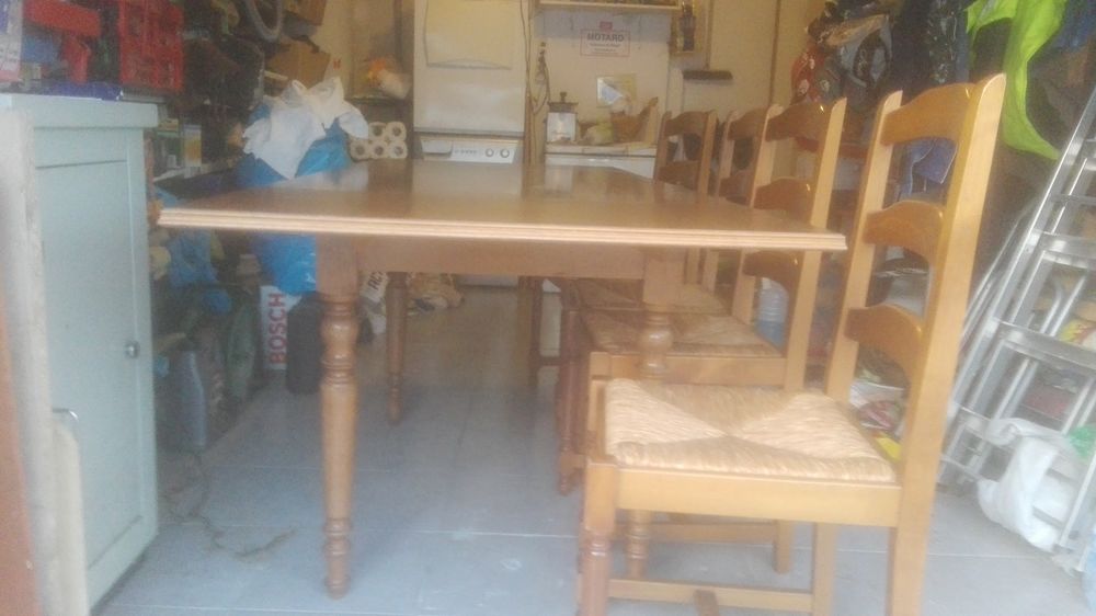 Belle table avec ses 4 chaises. Meubles