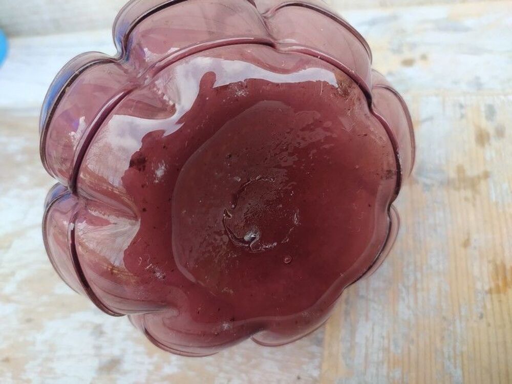 Vase D&eacute;but XX&egrave;me Verre Souffl&eacute; Bulbeux Couleur Lie de Vin 

