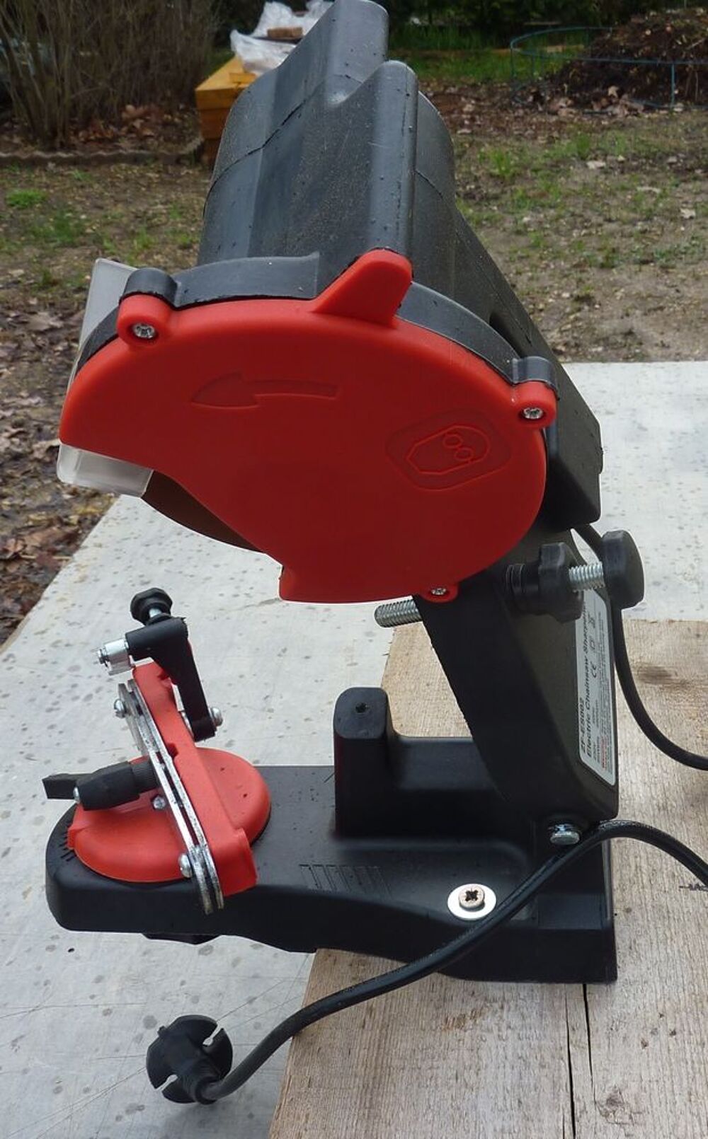 AFFUTEUSE ELECTRIQUE pour cha&icirc;ne de tron&ccedil;onneuse. Jardin
