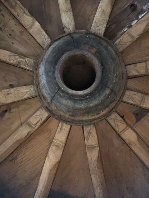 Table basse roue de chariot 150 Cabestany (66)