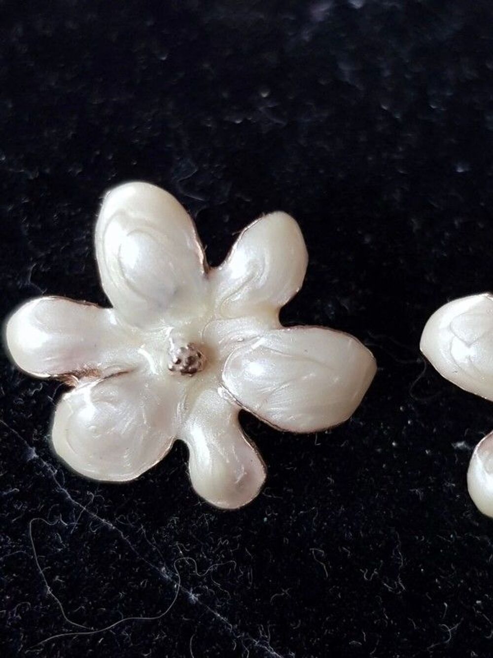 Boucles d oreilles fleurs nacr&eacute;e tres bon etat 2,5 cm de dia Bijoux et montres