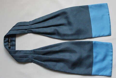 Foulard ascot ou lavallière vintage HERMES en soie bleue 150 Issy-les-Moulineaux (92)