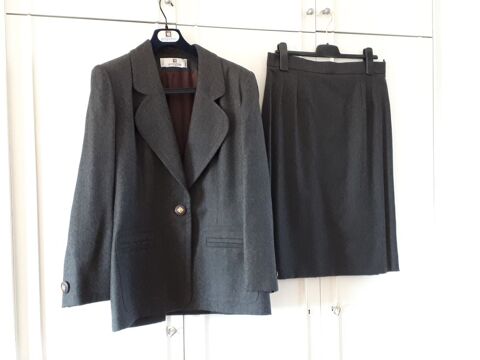 Tailleur gris GIVENCHY AUTHENTIQUE  - 42 - EXCELLENT �TAT 120 Villemomble (93)