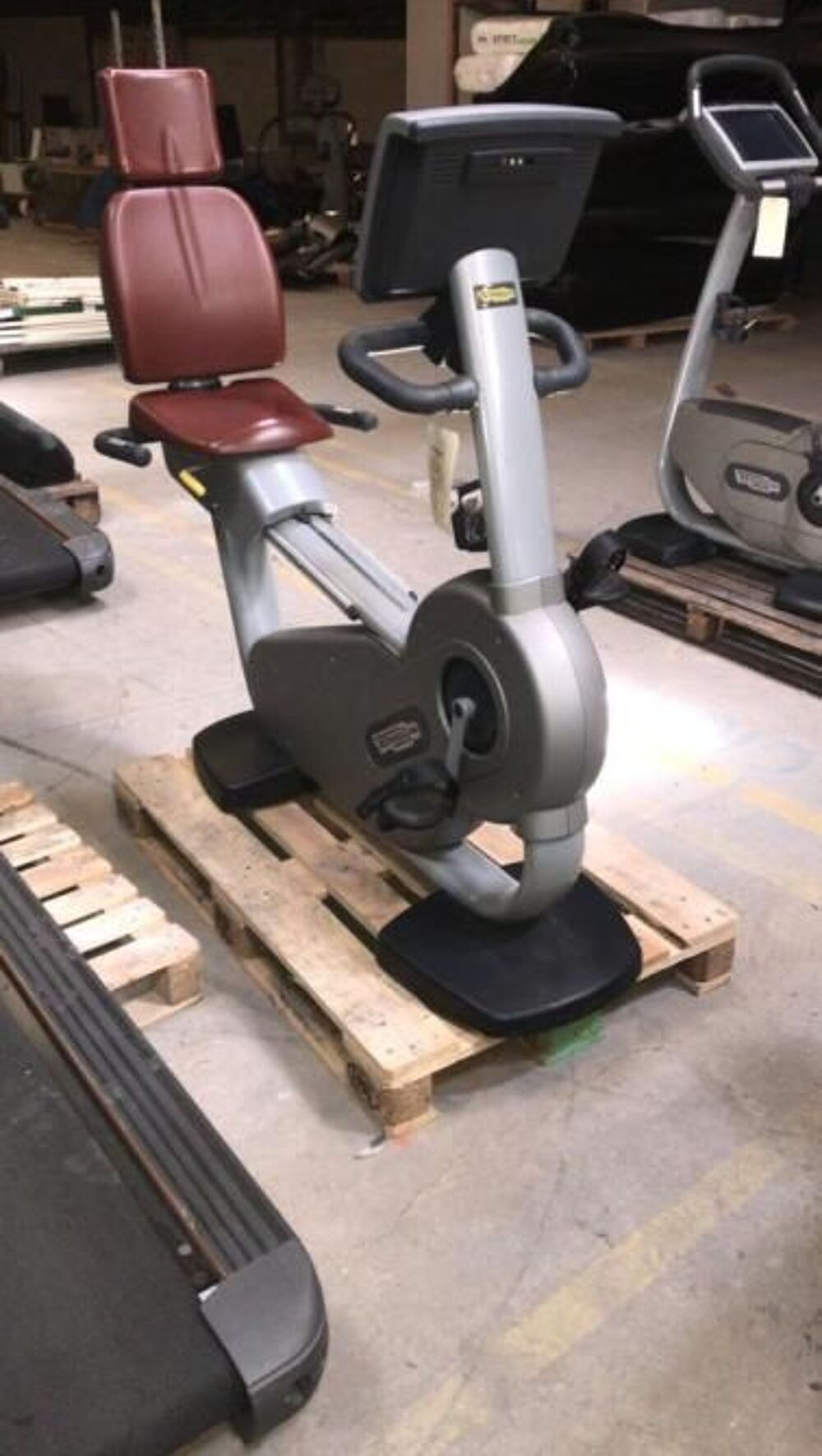 V&eacute;lo couch&eacute; pro Technogym Sports