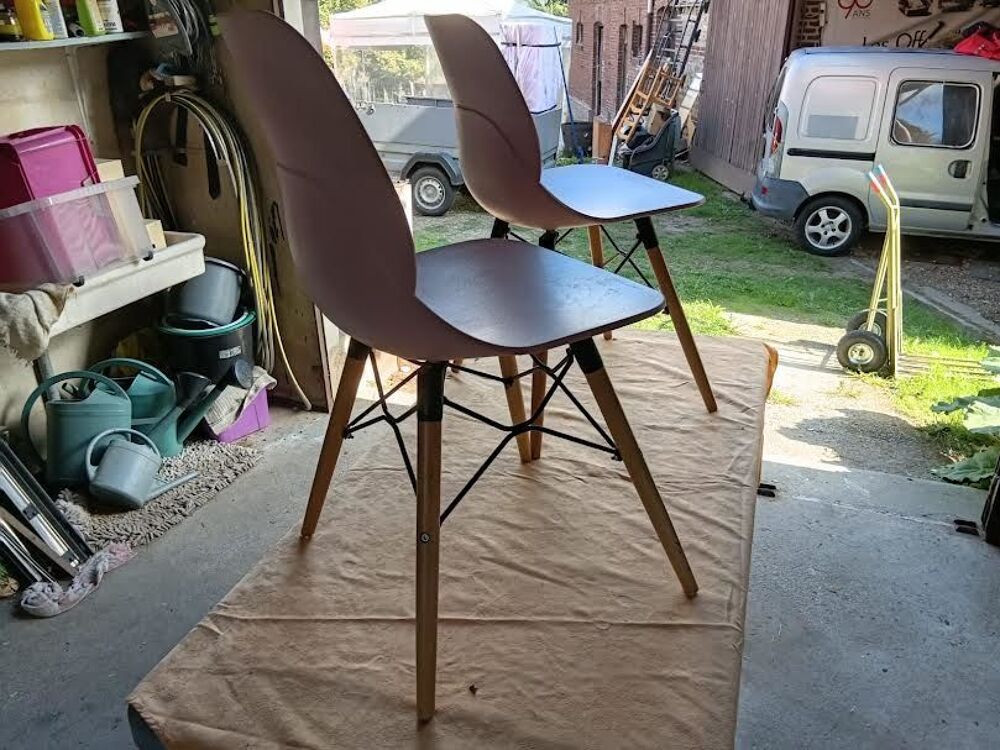 2 CHAISES COQUE PLASTIQUE ET PIEDS EN BOIS Meubles