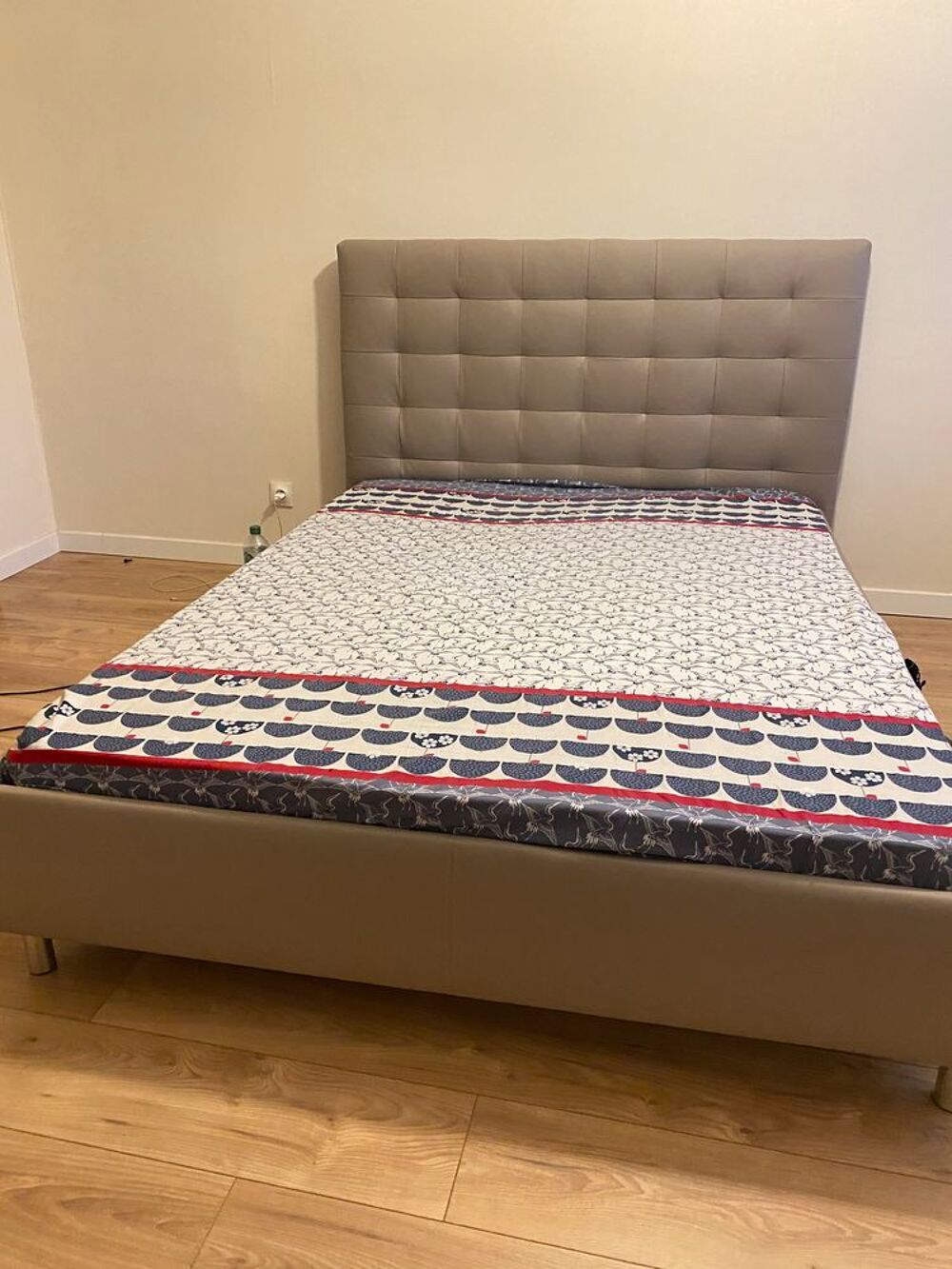 Lit couleur taupe ach&egrave;te chez BUT avec sommier Meubles