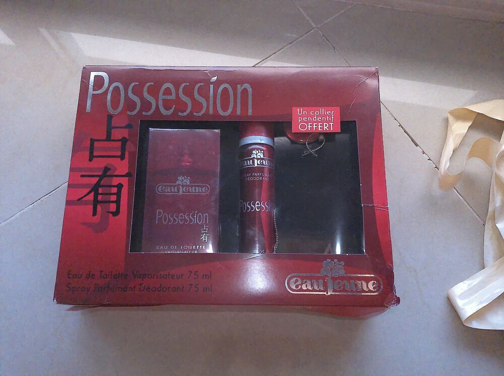 coffret POSSESSION Eau JEUNE 75 ml + d&eacute;o + collier rouge Bijoux et montres